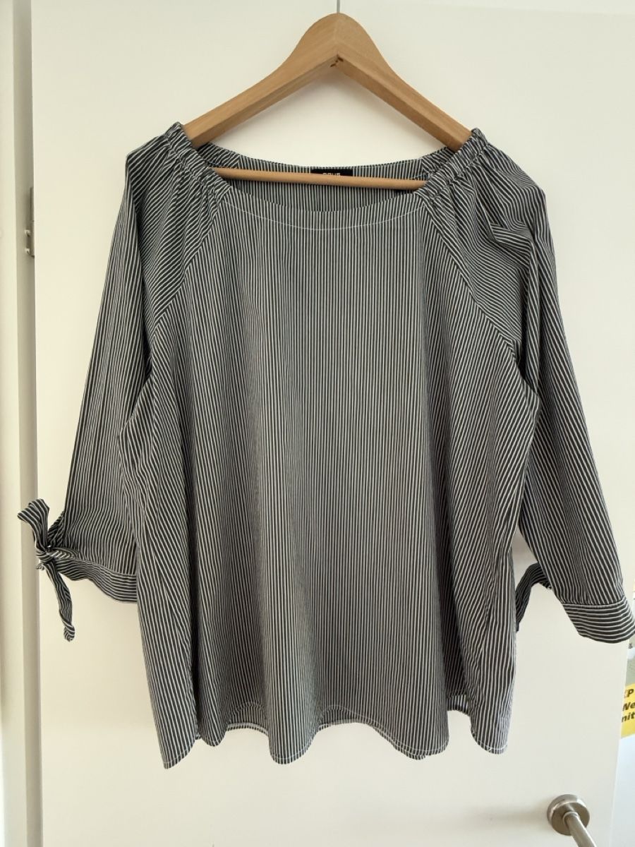Opus Camicette: Opus Bluse gestreift dunkelgrau weiss  – Usato da Oberglatt ZH venduto da kaishu