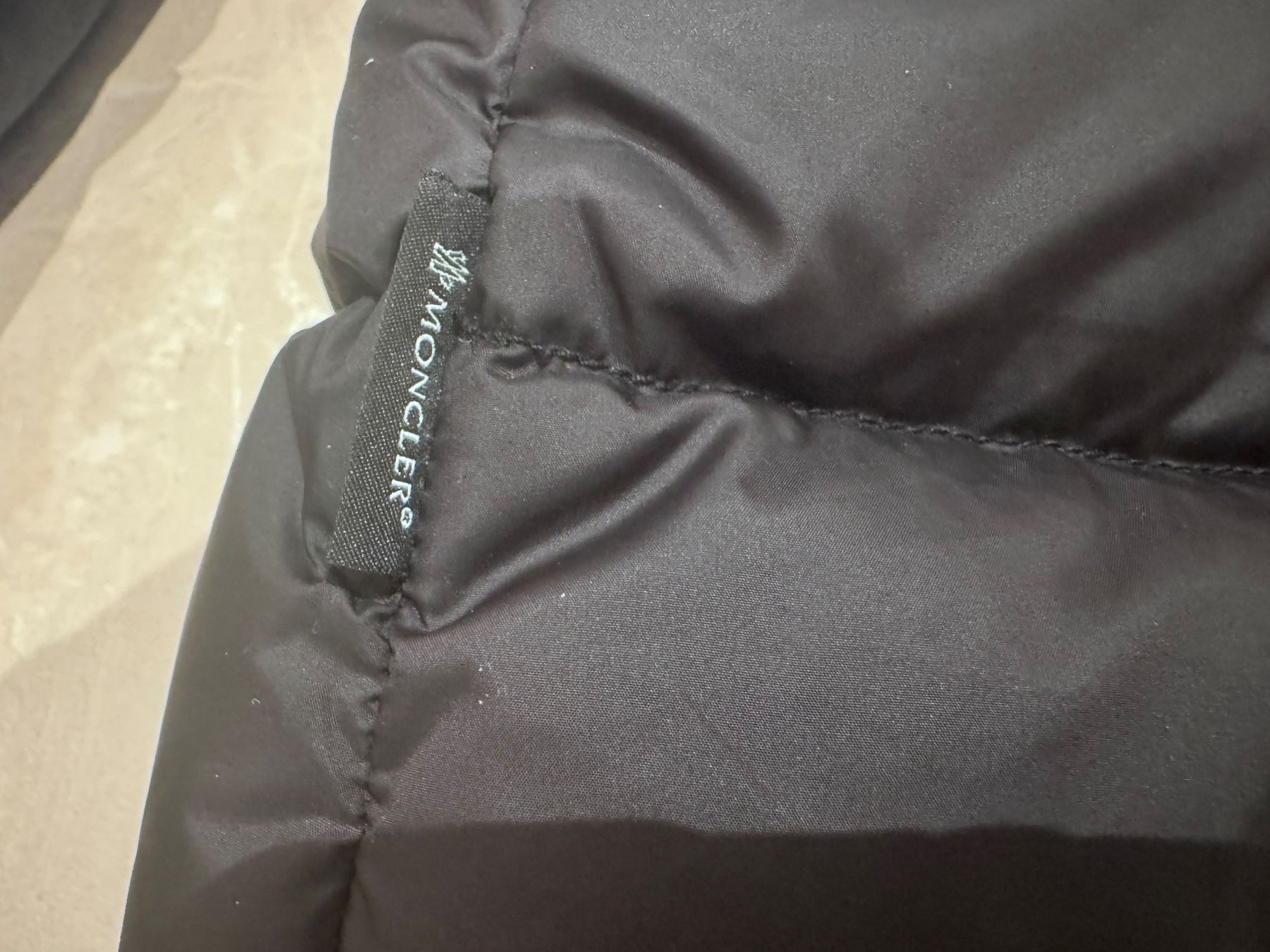 Moncler Giacche: Moncler Fabreges NWT wunderschöne Daunenjacke mit Echtfell,2 – Usato da Klingnau venduto da Markus14 2