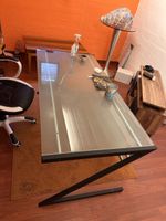 Schreibtisch mit Glasplatte