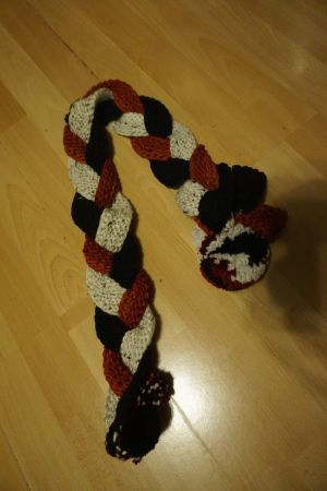 Handgestrickter Zopfschal, warm und kuschelig für den Winter