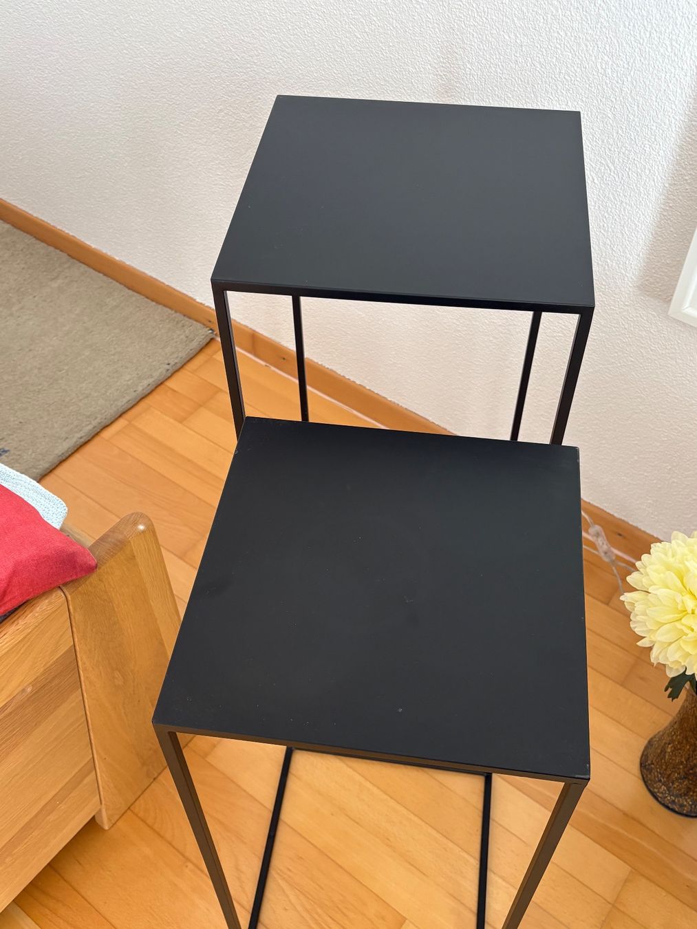 Set de table et chaises: 2 Schwarze Beistelltische – D'occasion à Männedorf par Vespi012 1