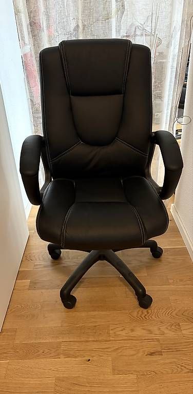 Chaises: Hochwertiger schwarzer Bürostul / Chefsessel – D'occasion à Port par mar_xtg6