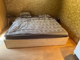 Vom Schreiner erstellte Betten wegen Wohnungsauflösung