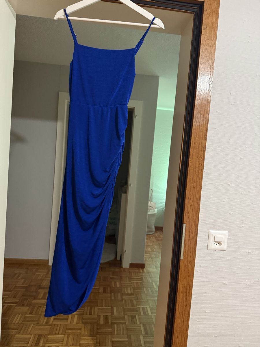 Bershka Kleider: Robe Bershka bleue électrique  – Neu (gemäss Beschreibung) aus Tolochenaz von izz_7vdk
