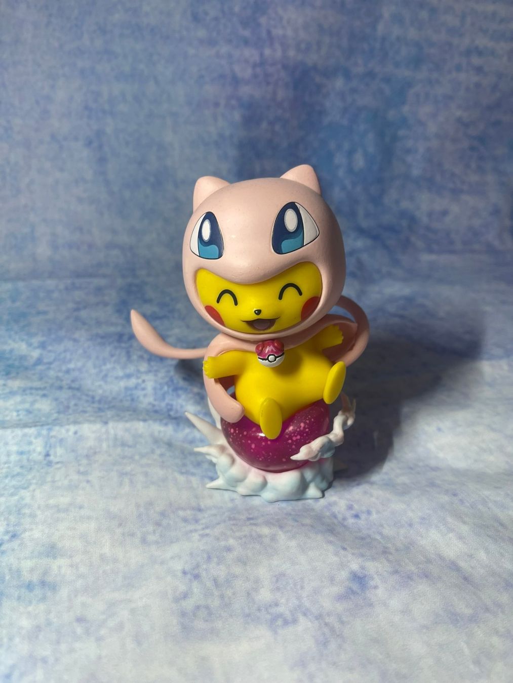 Pokémon Statuette: Pokemon Figur Pikachu mit MEW Costume – Usato da Märstetten venduto da AlienNova 2