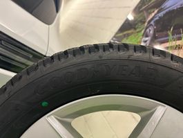 Winterreifen Goodyear 215/55R17 SPYKES, 4 Stück
