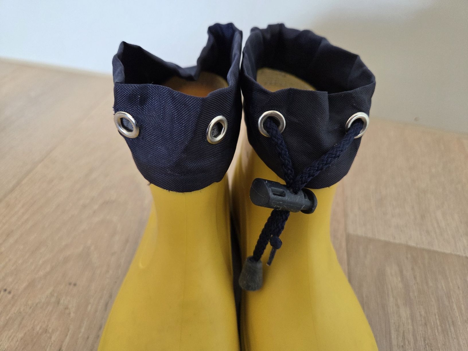 Scarpe per ragazzi: Gelbe Gummistiefel Gr. 25, gebraucht – Usato da Hinwil venduto da Jessica13 3