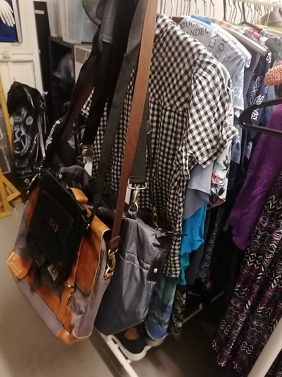 Lotti di vestiti: Flohmi: Diverse Kleider, Schuhe, Shirts, Pullis, etc. – Usato da Nänikon venduto da Manta87 3