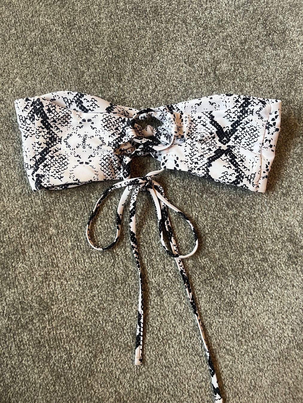 Costumi da bagno & Bikini: Schlangenmuster Bandeau Bikini Top Grösse S – Usato da Kriessern venduto da loolah