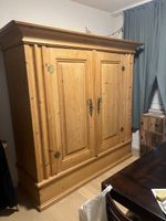 Antiker Schrank aus massivem Weichholz, Orginalzustand