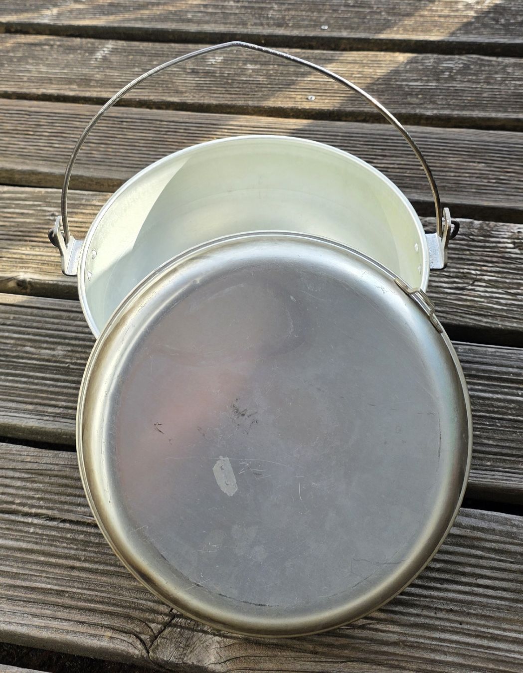 Poêles: Kochtopf Aluminium Camping mit Deckel gebraucht – D'occasion à Günsberg par Bari72