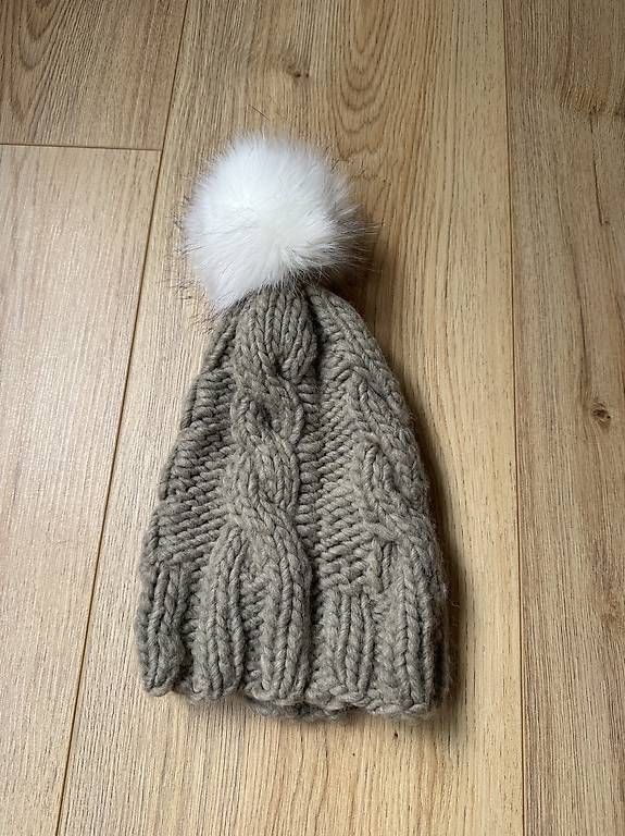Copricapi, berretti & cappellini: Mütze beige/grau selbstgestrickt – Nuovo e nell'imballaggio originale da Aadorf venduto da mar_l5n2