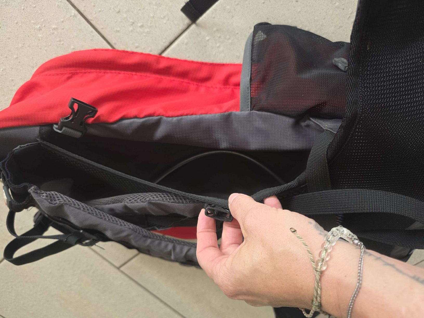 Rucksäcke: Rucksack rot-grau mit Hüftgurt – Gebraucht aus Diegten von Eube 1