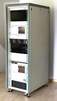 Altes Server Rack mit Lüftern und alter Bestückung