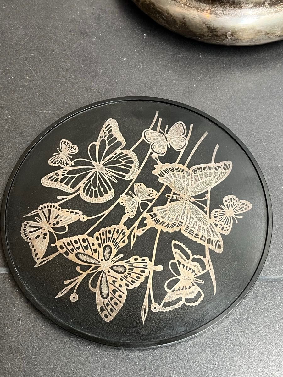 Dosen: Art Deco Dose, versilbert mit Schmetterlingen Oneida USA – Gebraucht aus Wabern von La-Vitrine 1