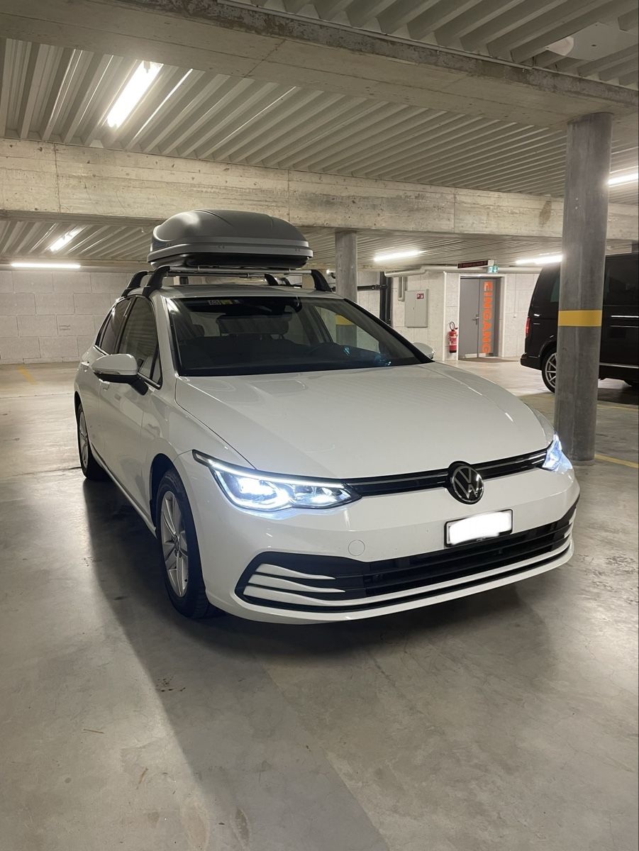 VW Autos: VW Golf VIII, Top Zustand, mit Dachbox. – D'occasion à Muttenz par nagydavid93