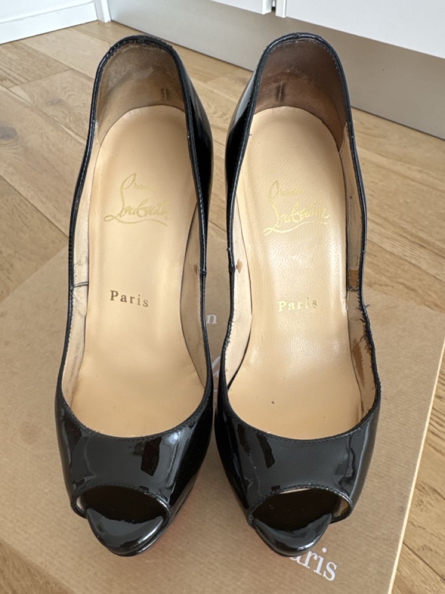 Christian Louboutin Scarpe da donna: Louboutin Lackleder peeptoe pumps – Usato da Zürich venduto da IrinaIris 1