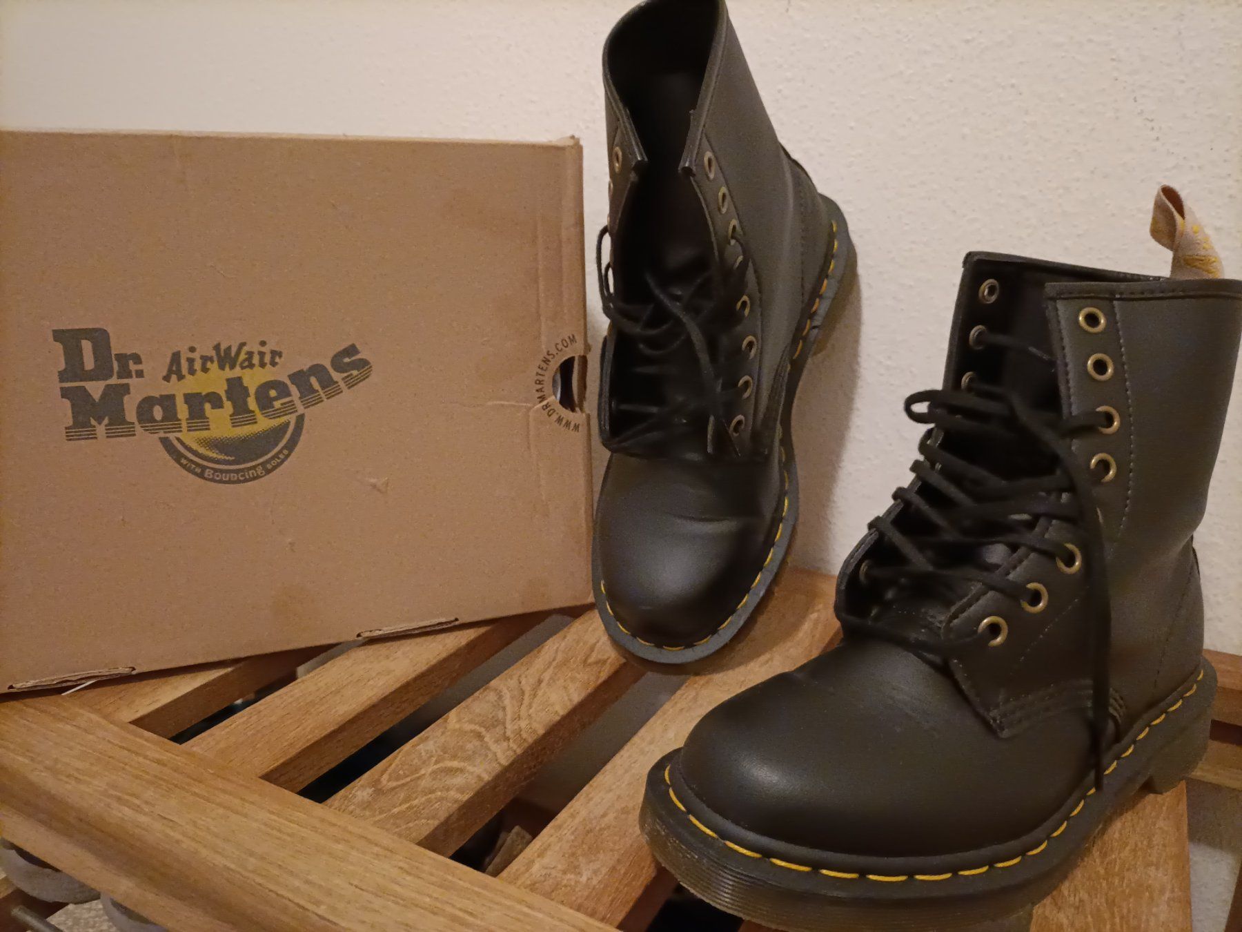 Dr. Martens Chaussures femmes: Dr. Martens Vegan 37 Boots Schnürstiefel Docs – D'occasion à Volketswil par foo_bdm7
