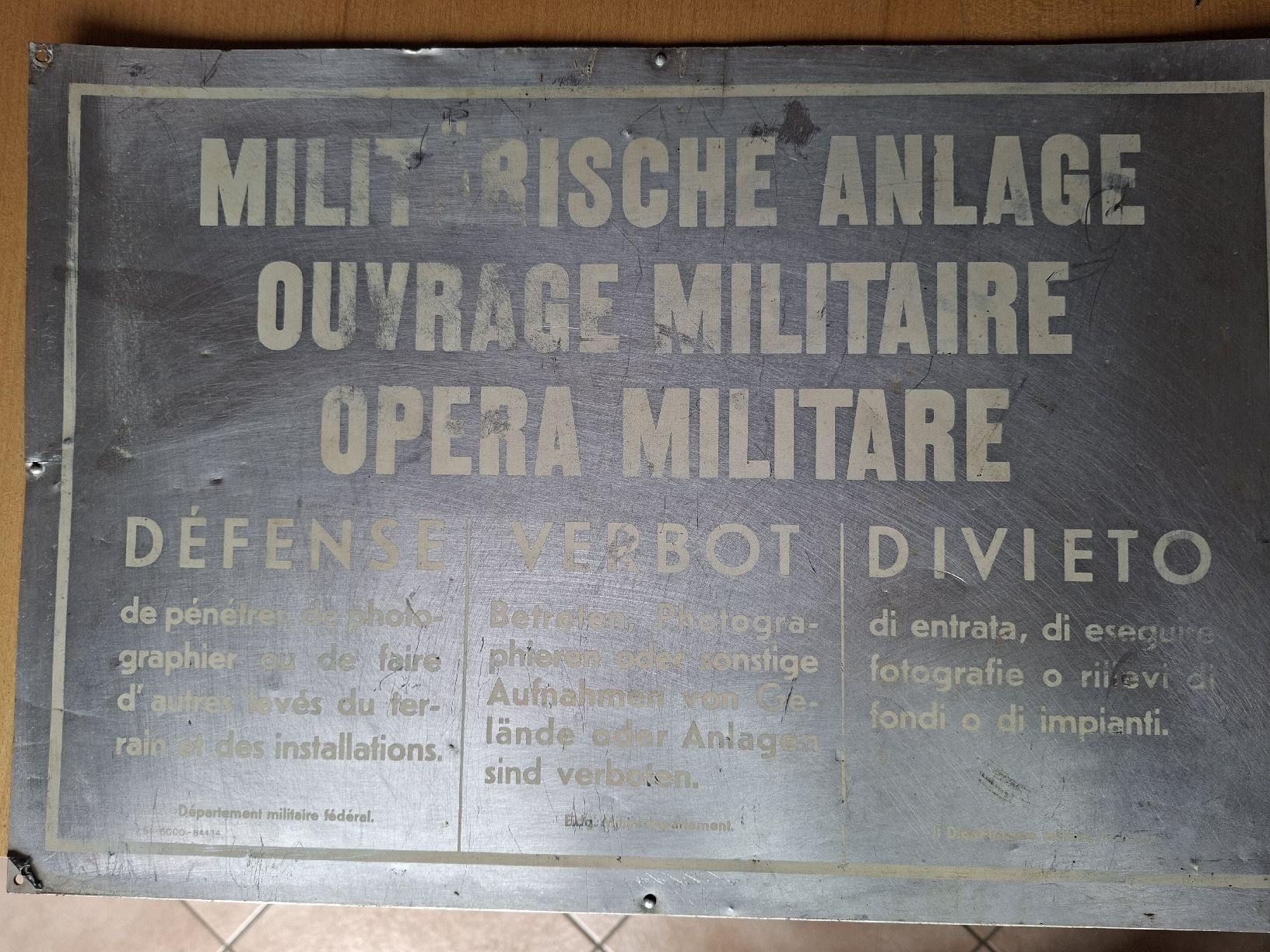 Schweizer Armee Insegne: Schweizer Armee Militär Aluminium Schild  – Usato da Schwanden Sigrisw venduto da cadieux71