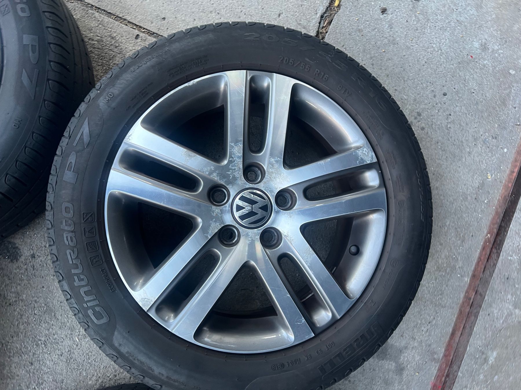Volkswagen Pneumatici & Ruote complete: VW Golf Eos Jetta Passat Sommerräder – Usato da Jona venduto da Tupi2 1