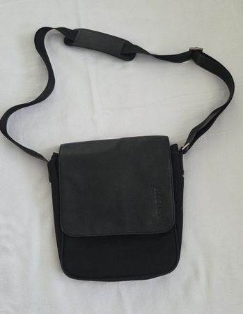 Umhängetasche (Messenger Bag) der Schweizer Marke NAVYBOOT.