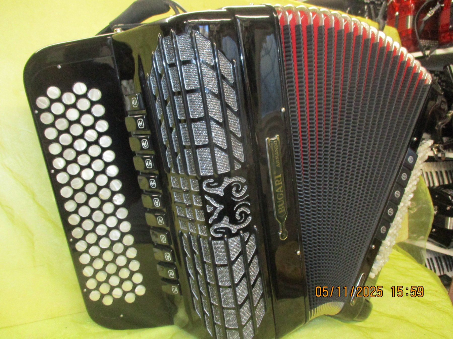 Strumenti musicali: Akkordeon Bugari Champion Cassotto – Usato da Jegenstorf venduto da Oktavio 2