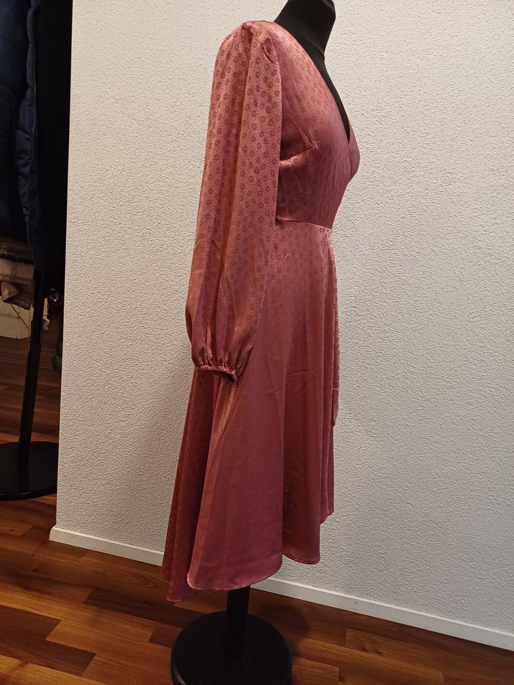 Samsøe Samsøe Vestiti: Elegantes Wickelkleid, Gr.34, Haether rose mit Blümchen – Nuovo (secondo la descrizione) da Winterthur venduto da Smily-_- 3
