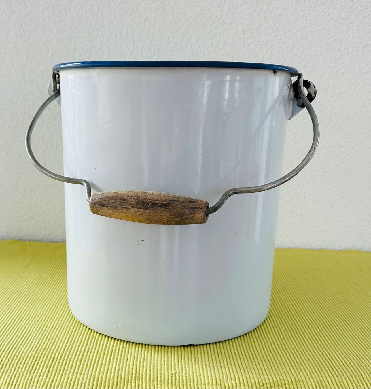 Altro per la casa: Emaille Kessel / Eimer, mit blauem Rand,  MERKER SCHWEIZ – Difettoso da Jonschwil venduto da zni_65m7