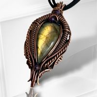 Handgefertigter Anhänger mit Labradorit Cabochon