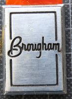 Chevy Brougham Schriftzug und Cadillac Schlüsselanhänger