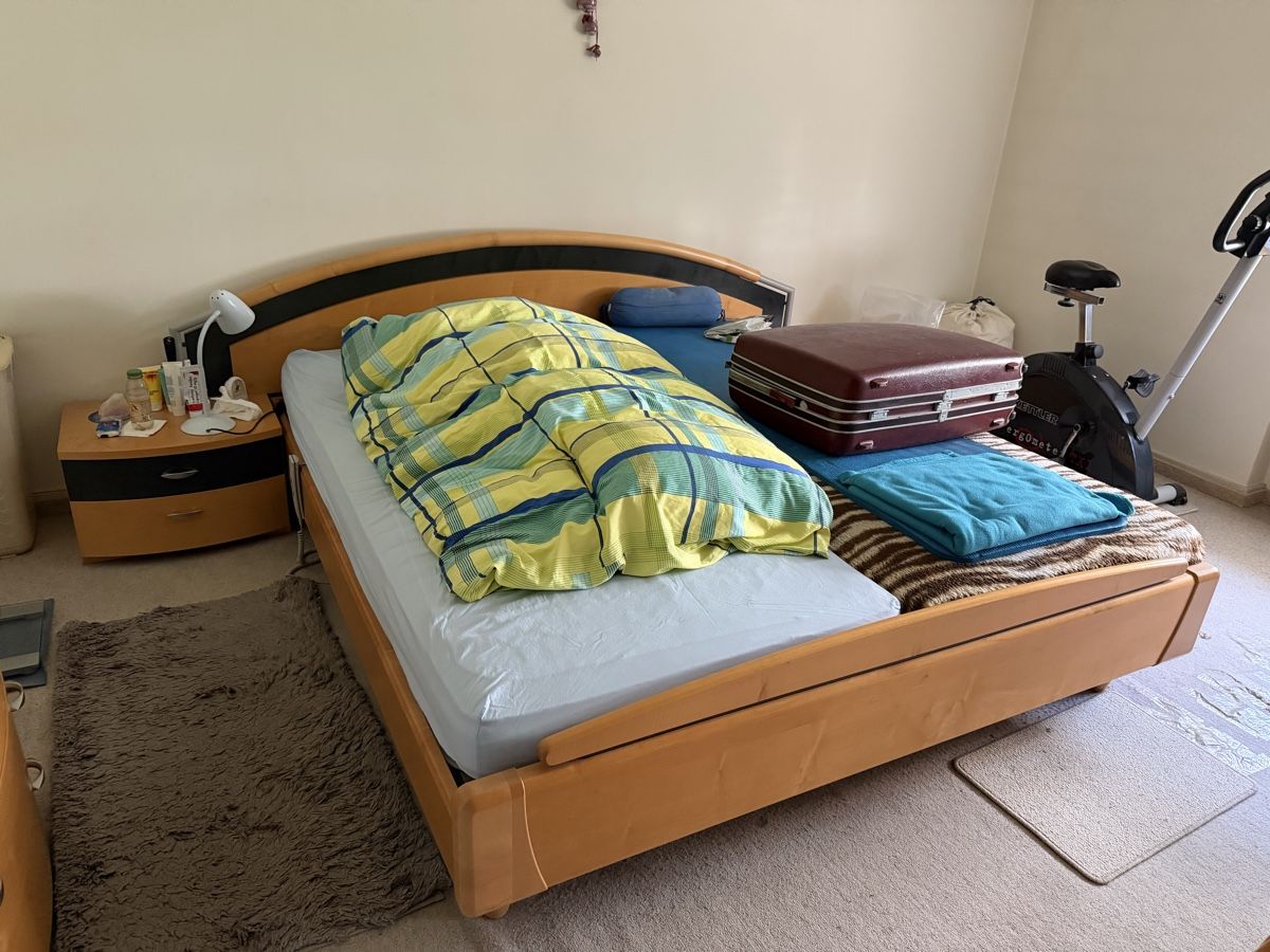 Betten: Doppelbett Holz mit Nachttisch – Gebraucht aus Reinach AG von ale_9vqq