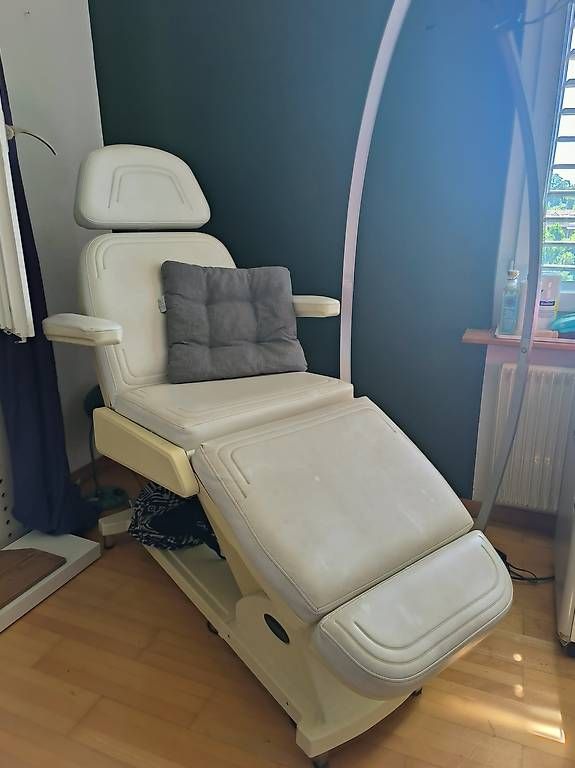 Kosmetik-& Massageliegen: Fusspflegestuhl – Gebraucht aus Schaffhausen von Airsue 2