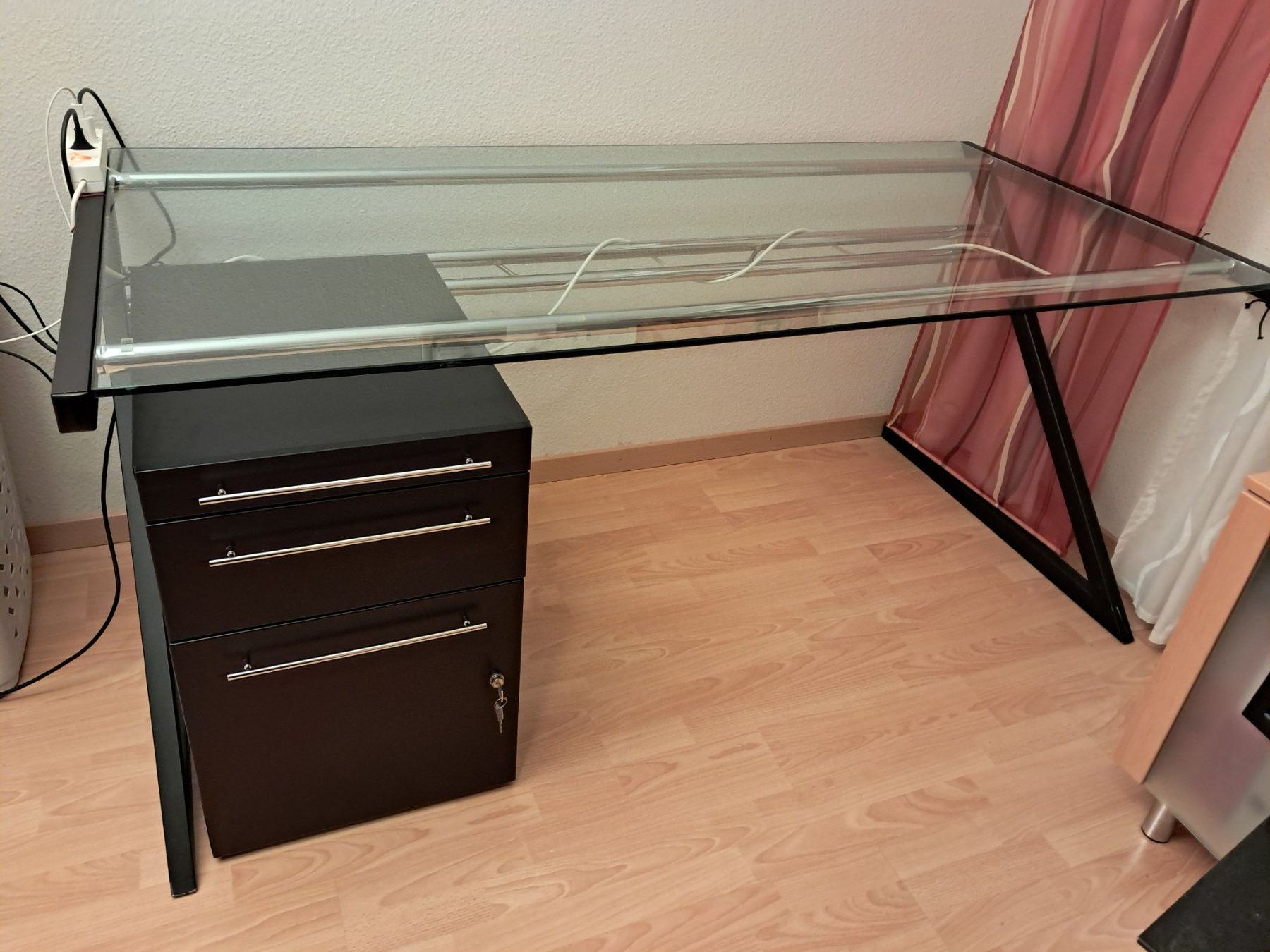 Schreibtische: Eleganter Glas-Schreibtisch mit Korpus – Gebraucht aus Baar von stu_9vpn