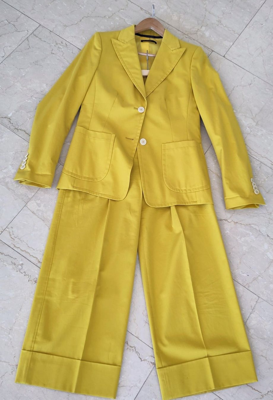Windsor Completi & Tailleur: Ensemble tailleur Windsor jaune (S) – Nuovo (secondo la descrizione) da Lausanne venduto da HelenaK