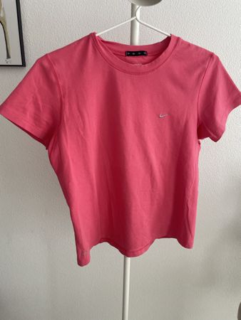 Zwei T-Shirts: Adidas T-Shirt und Nike, Grösse 164/M