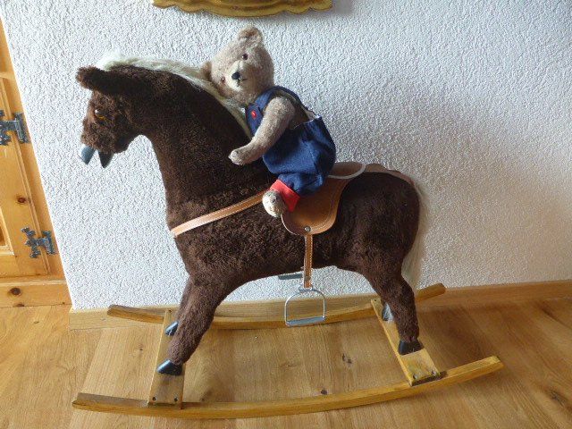 Giocattoli: Schaukelpferd mit Sattel Vintage – Usato da Hitzkirch venduto da kleinerbaer01