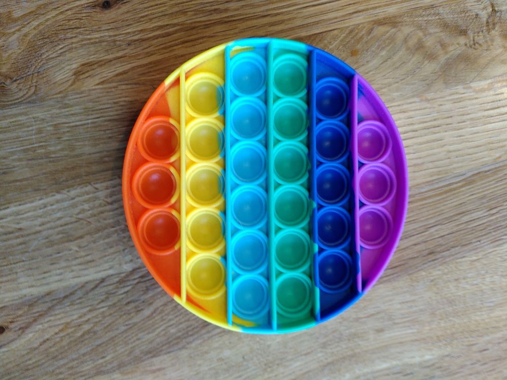 Pop it Fidget rund, regenbogenfarben, 12.5 cm (Gebraucht) in Felben ...