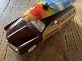 Ford Woody Wagon 1950s Toy Car Surfboard Brown 1:24