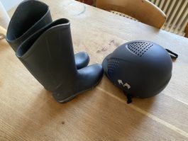 Reithelm und Reitstiefel