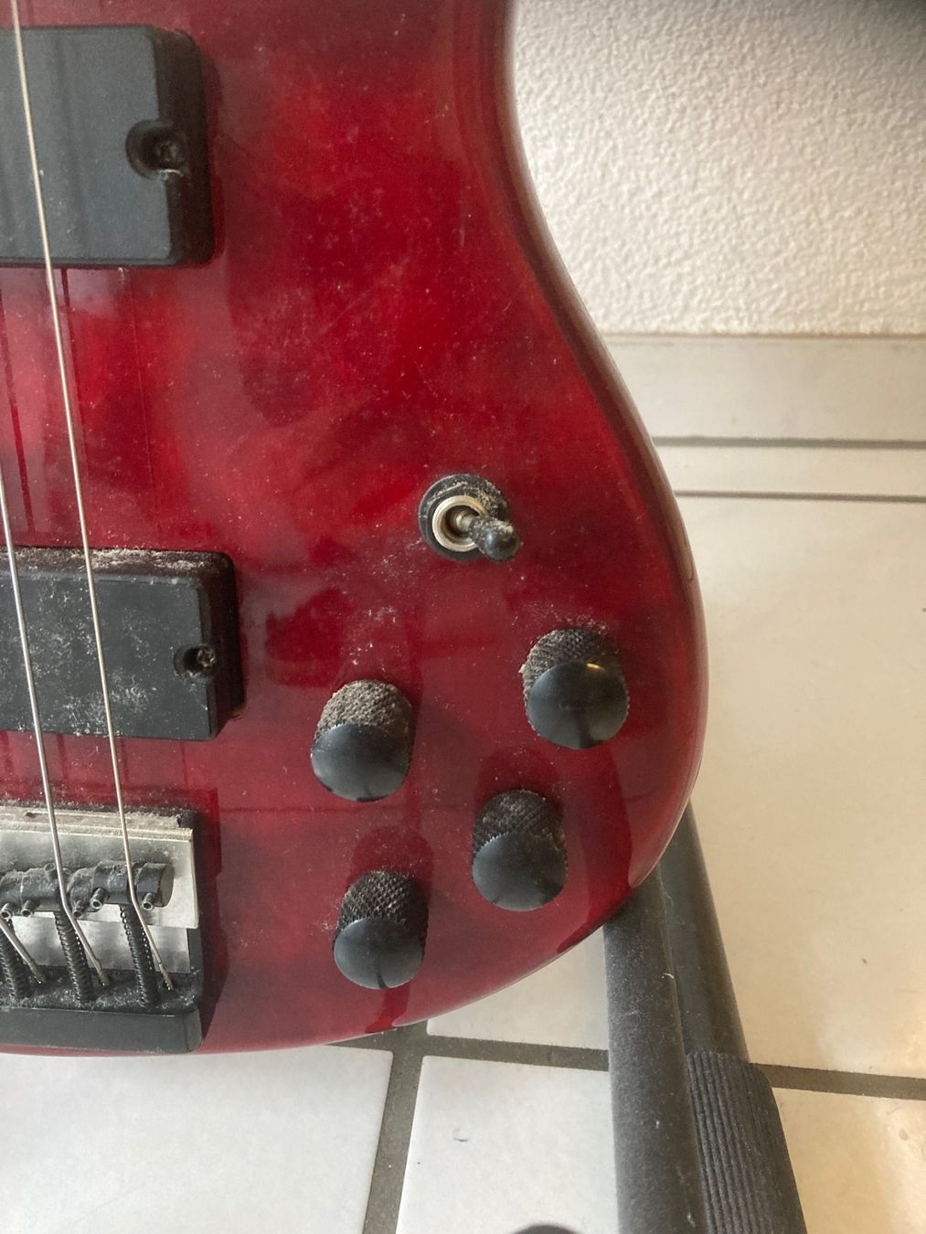 Strumenti musicali: Roter E-Bass mit 6 Saiten – Usato da Bonstetten venduto da Knight2100 5
