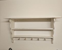 Wandregal mit Haken Holz weiss shabby chic Zustand gut