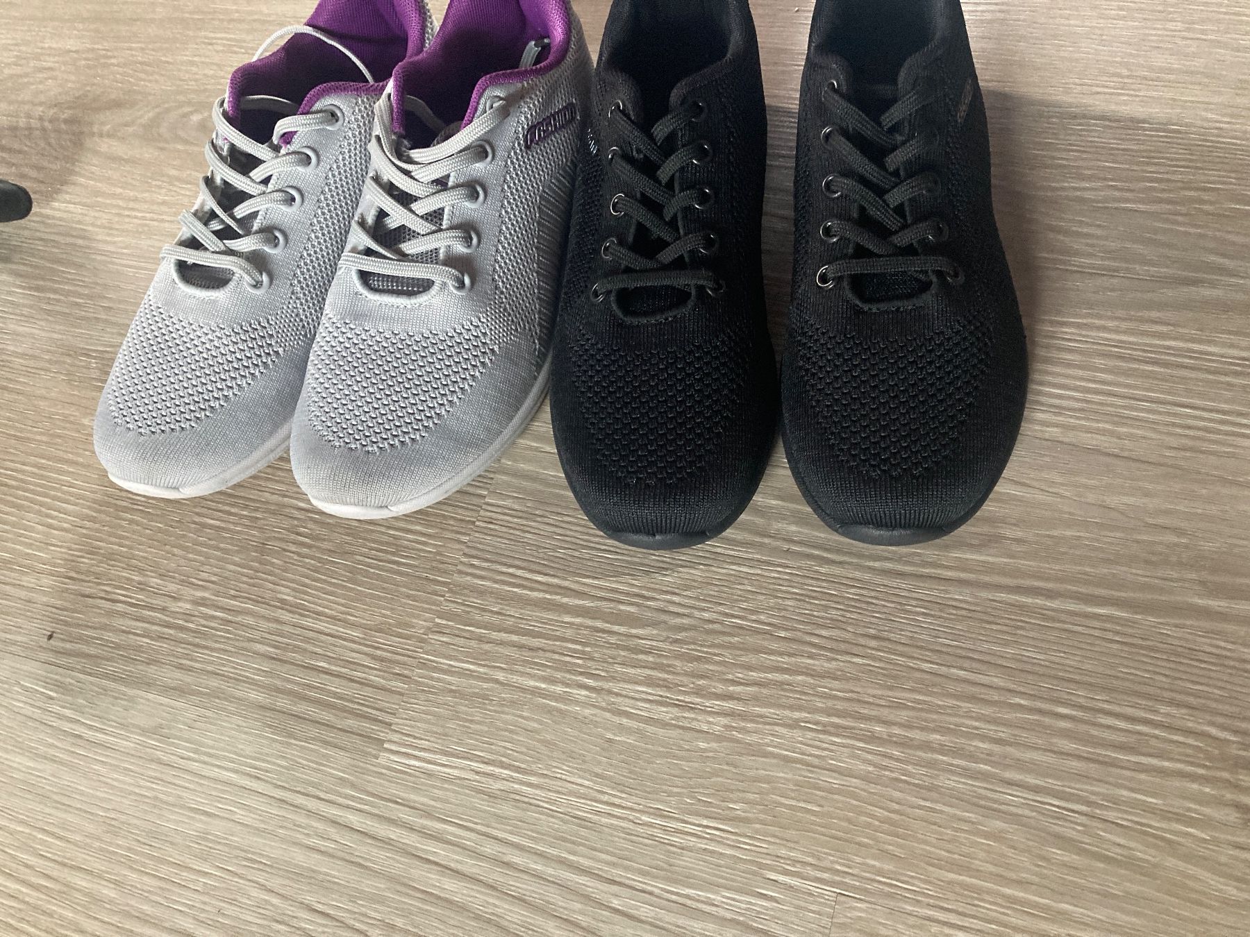 Damenschuhe: 2 Paar Sneakers 37 fast neu – Gebraucht aus Bischofszell von Silberviolett 7