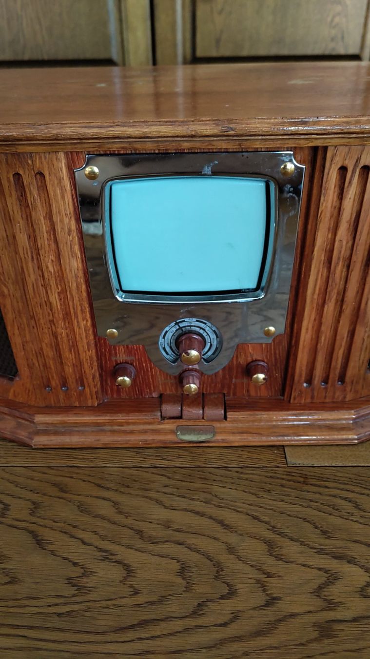 Televisori: Antiker TV Lukon-406R UHF VHF – Usato da Hünenberg See venduto da ElijahB. 1