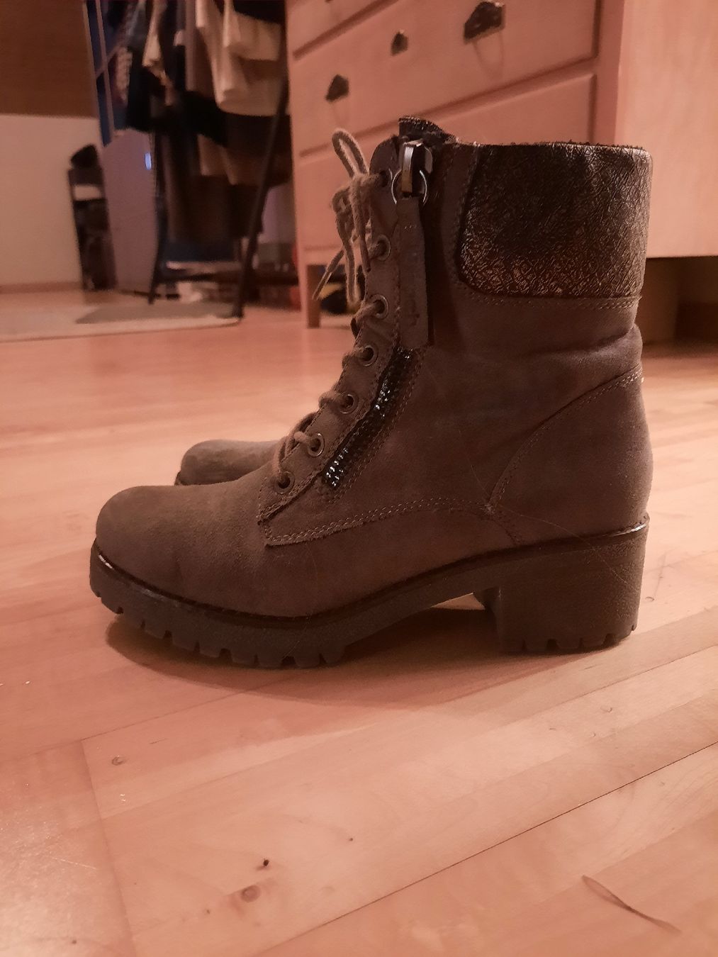 Chaussures femmes: Grau silberne gefütterte Stiefeletten – D'occasion à Rüti ZH par 11120 2
