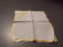 Taschentuch weiss, eingefasst gelb/weiss
