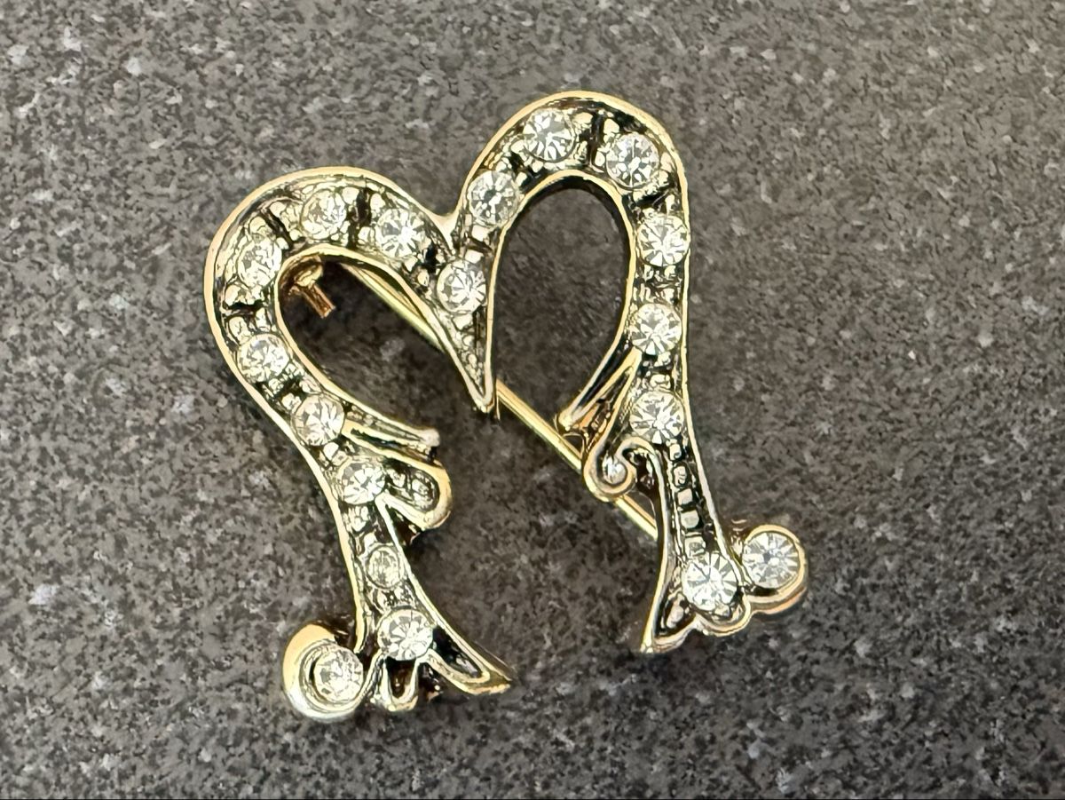 Broschen & Nadeln: Vintage-Brosche mit Initiale M goldfarben mit Strass. – Neu (gemäss Beschreibung) aus Lamone von LaCantinaMagica 1