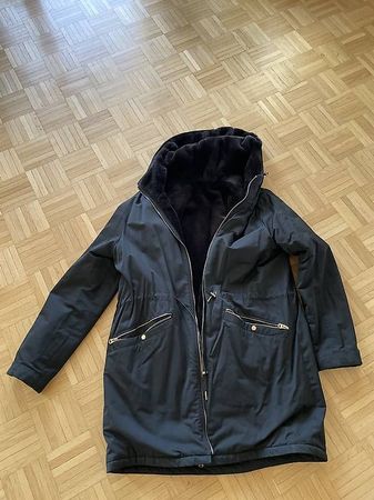 Schwarze Winterjacke von Zara mit goldigem Reisverschluss