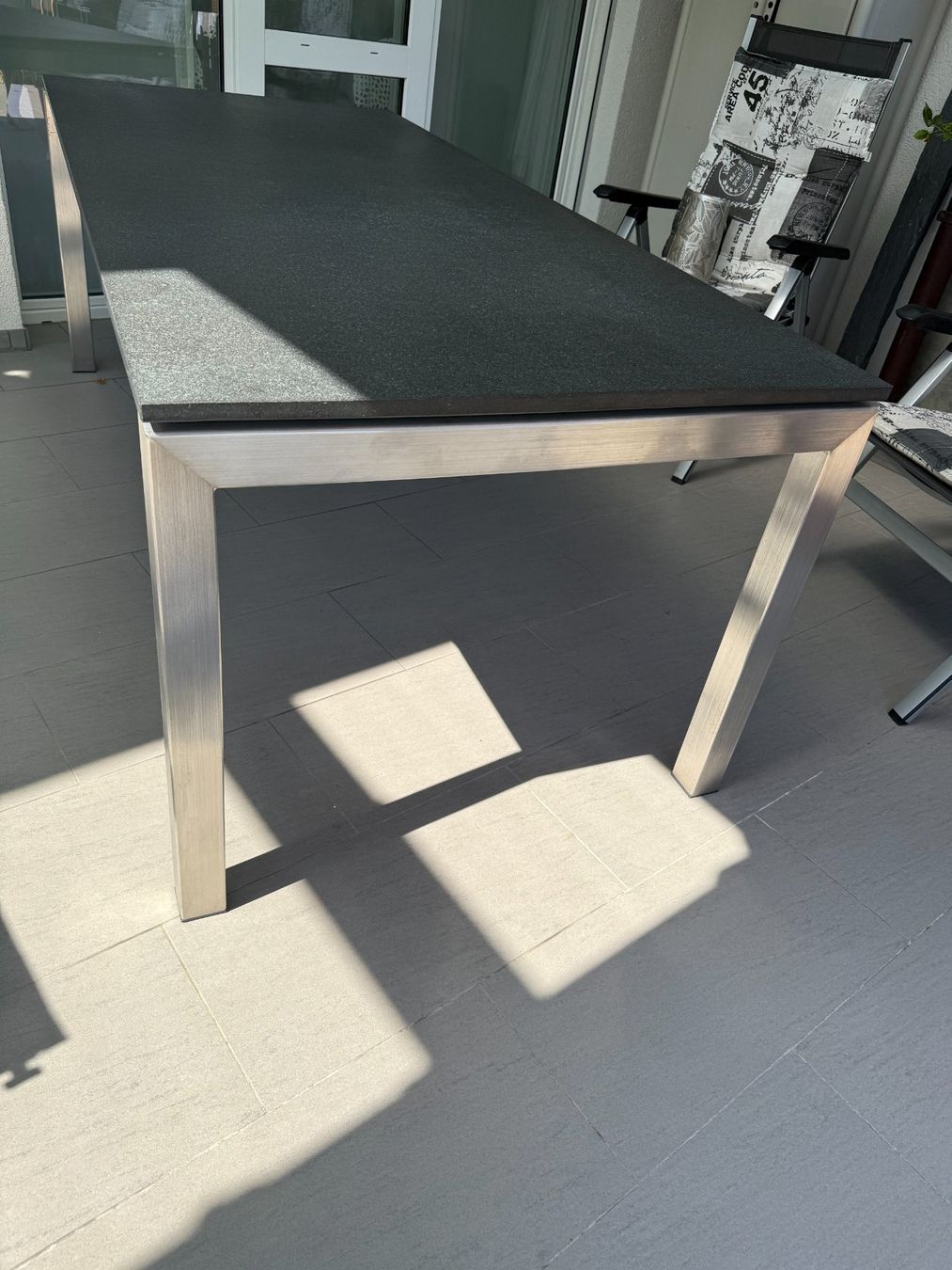 Tables: Massiver Granit-Gartentisch – D'occasion à Steffisburg par Yello