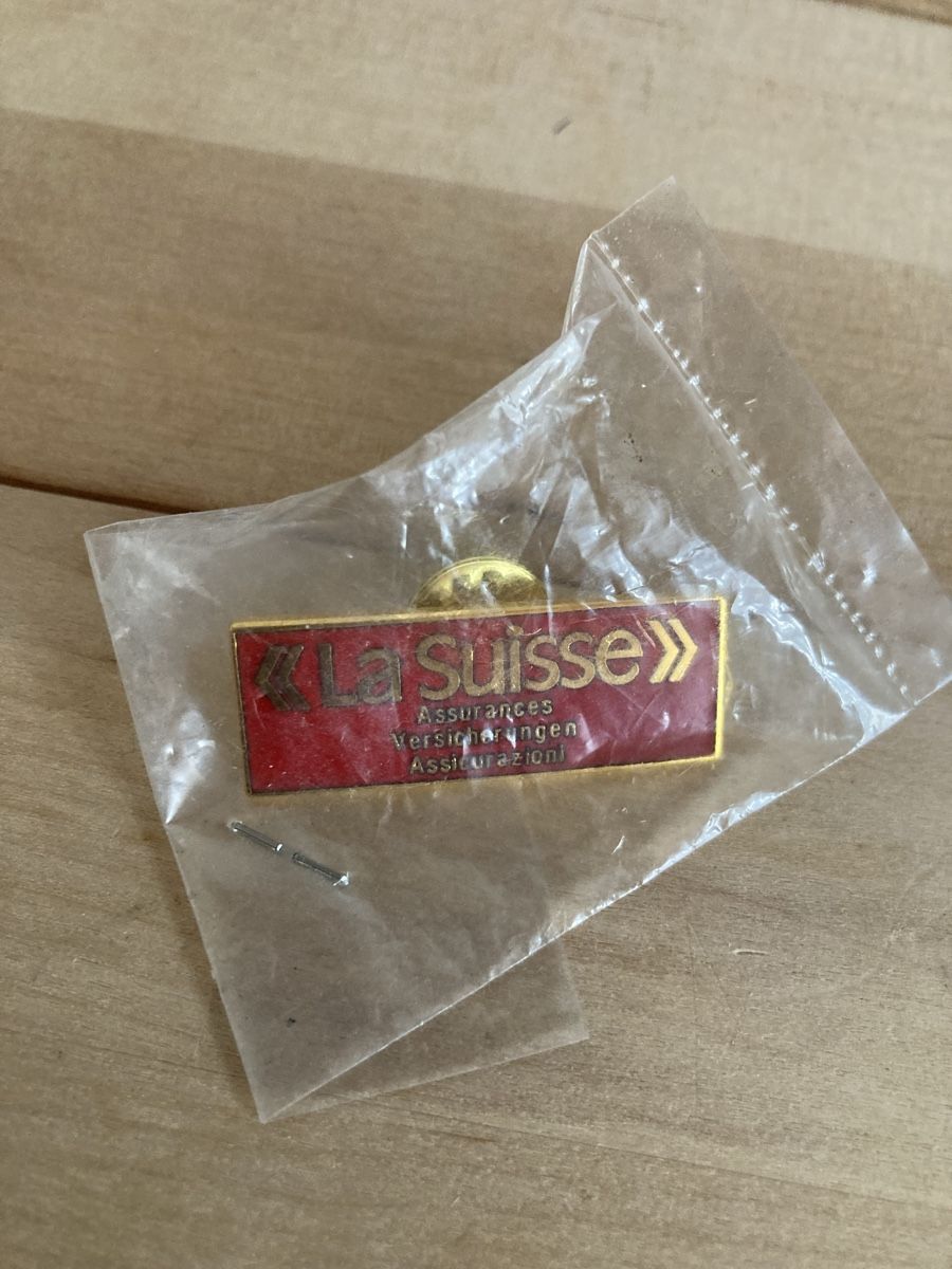 Placchette & Badge: La Suisse Versicherung Pin – Nuovo (secondo la descrizione) da Wichtrach venduto da Queensparkunite