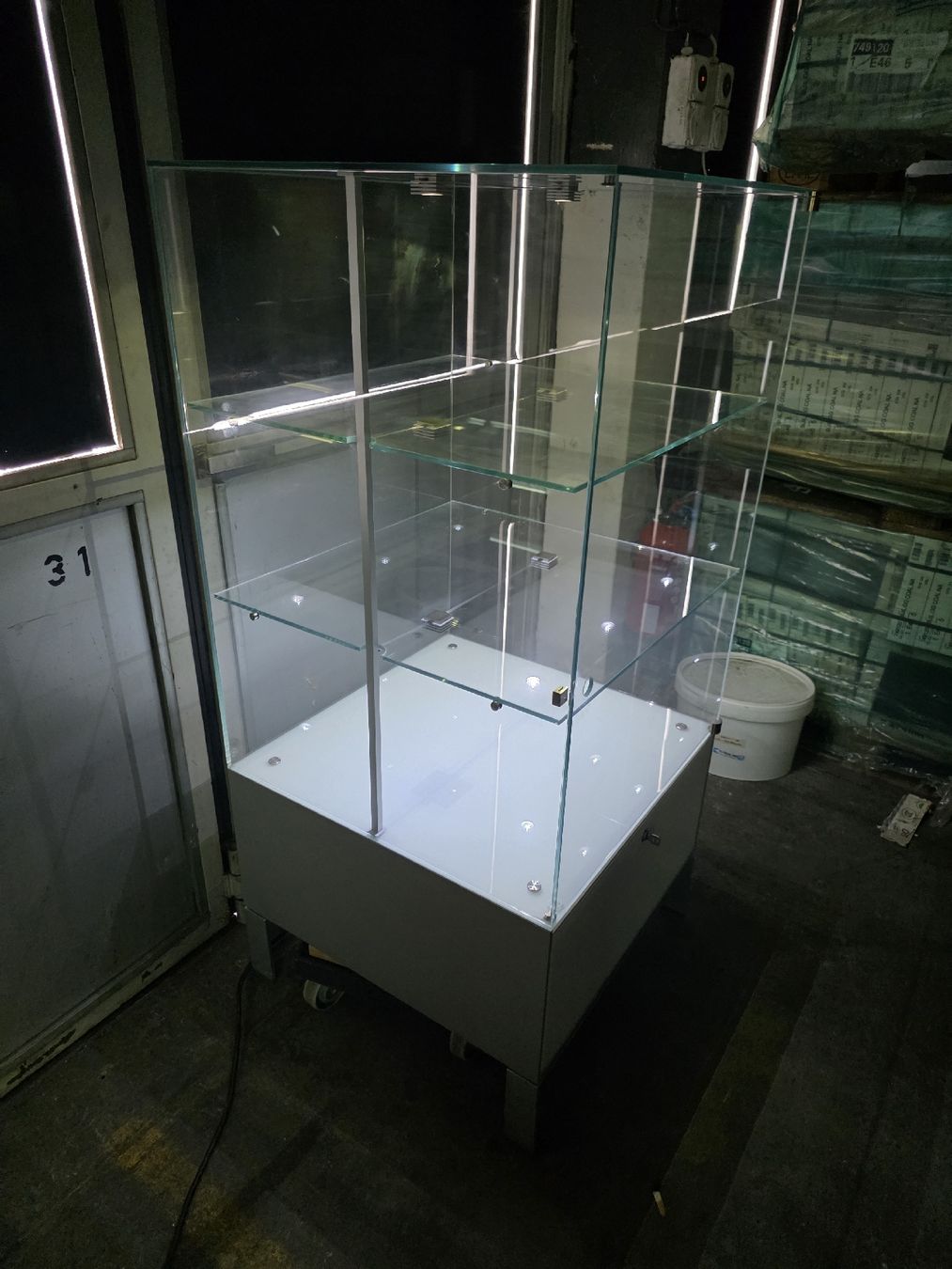 Vitrinen: Vitrine Serafini mit Beleuchtung – Gebraucht aus Büren SO von Stevie_auktionen 2